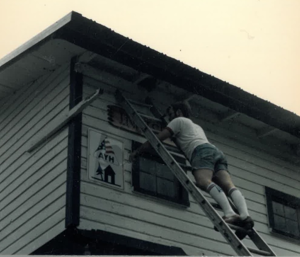Mounting the AYH sign